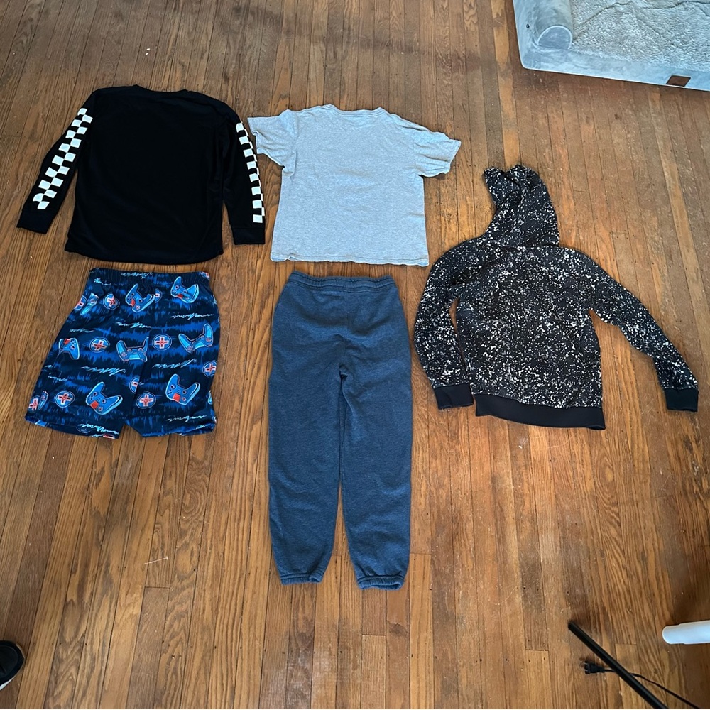 Boys Loungewear Bundle Sweatpants Sweatshirt Tees Casual‎ Athleisure M - Picture 3 of 16